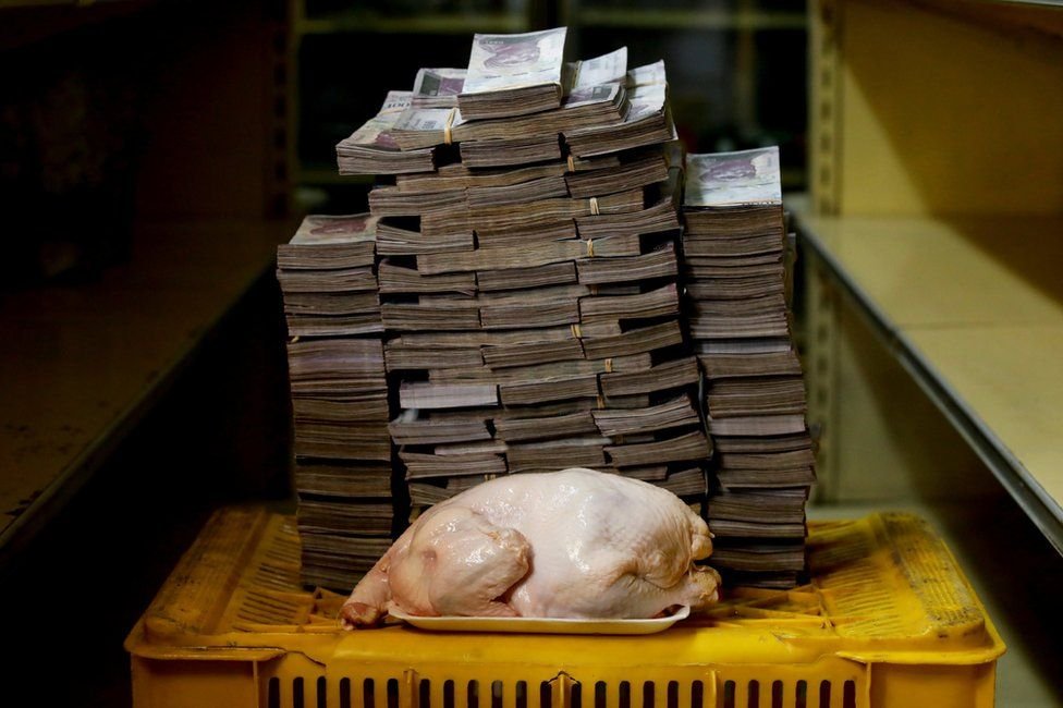 Uang yang dibutuhkan untuk membeli daging ayam seberat 2.4kg adalah Rp32 ribu, tapi dalam mata uang Venezuela adalah 14,6 juta Bolivar, yang tidak akan bisa masuk dompet.